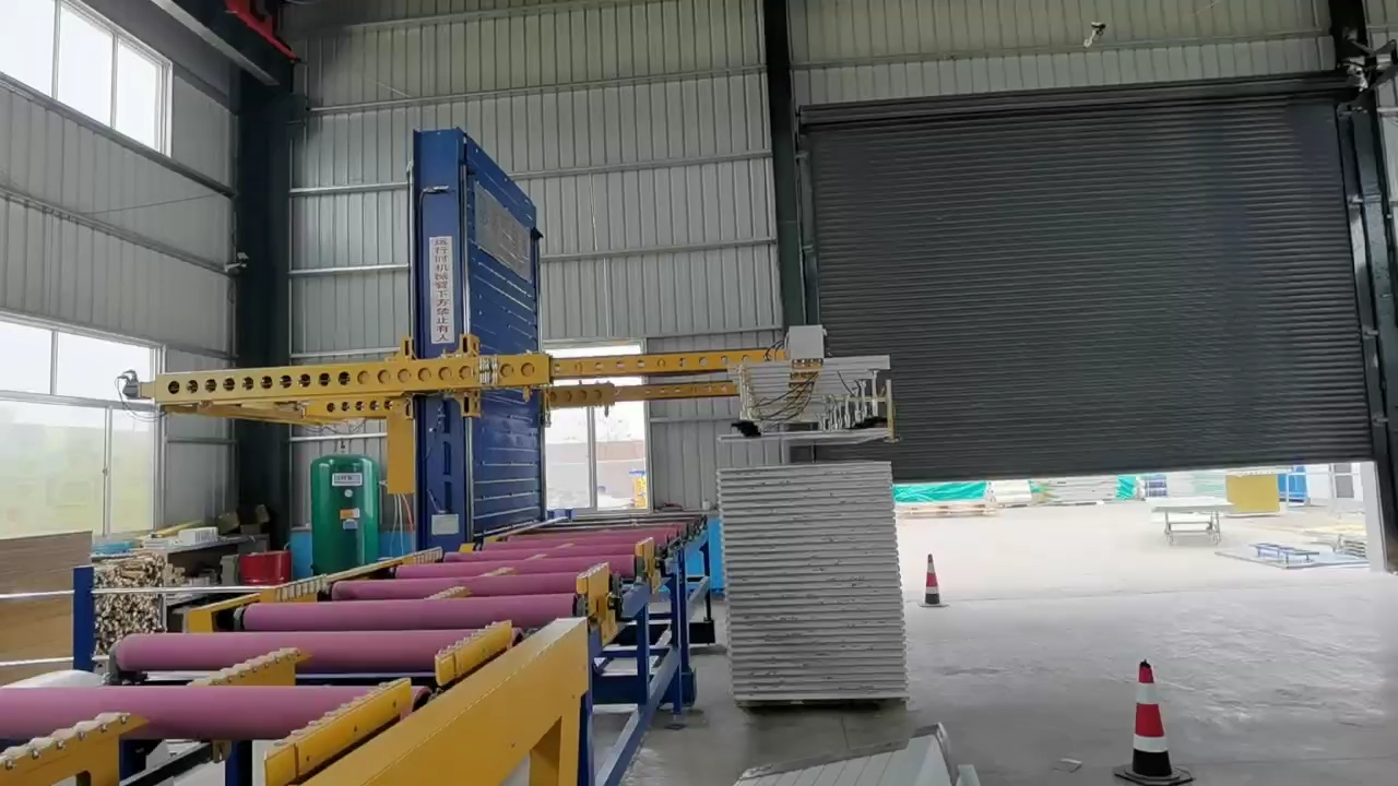 山東金恒基鋼構(gòu)第二臺(tái)碼垛機(jī)